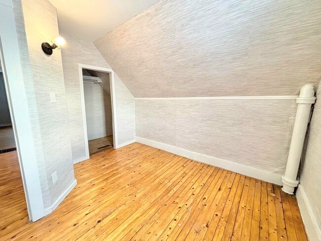 Photo du bâtiment - 5 Bedrooms - 1 Bath Rental Unit for Rent – Available January 1st!