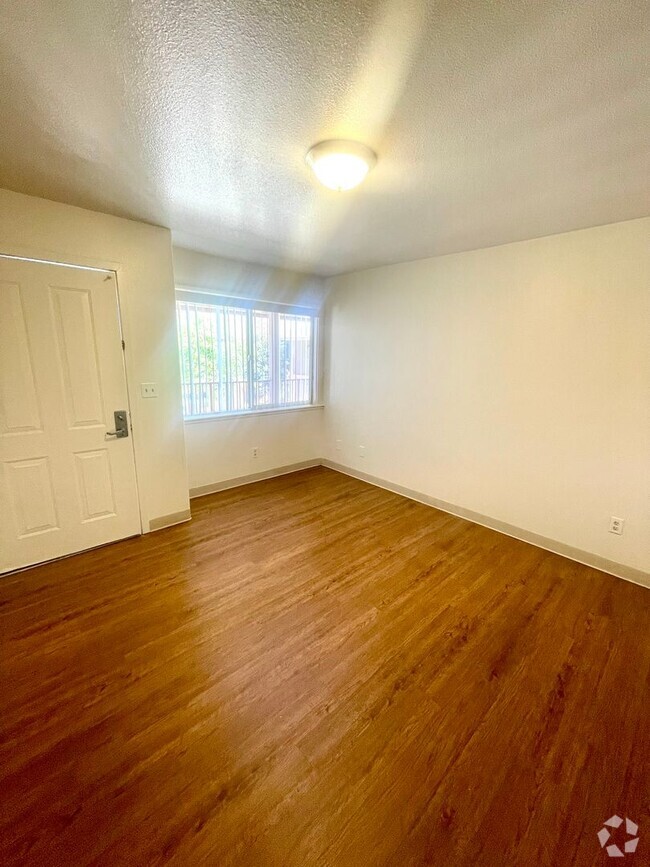 Building Photo - 500 S Oakley Ave