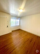 Building Photo - 500 S Oakley Ave