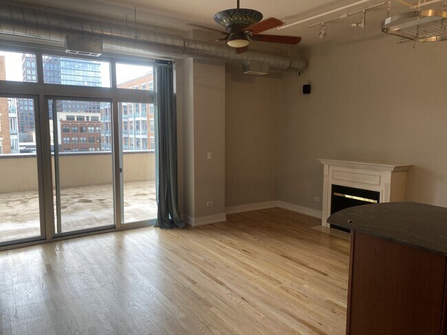 Techos cerrados de 3,65 metros, chimenea de gas - 950 W Monroe St