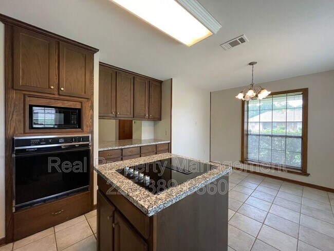 Building Photo - 2422 Riverside Dr