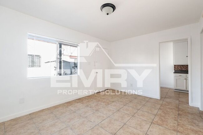 Building Photo - 2 Bedroom 1 Bathroom Rental in Huntington Park CA 90255