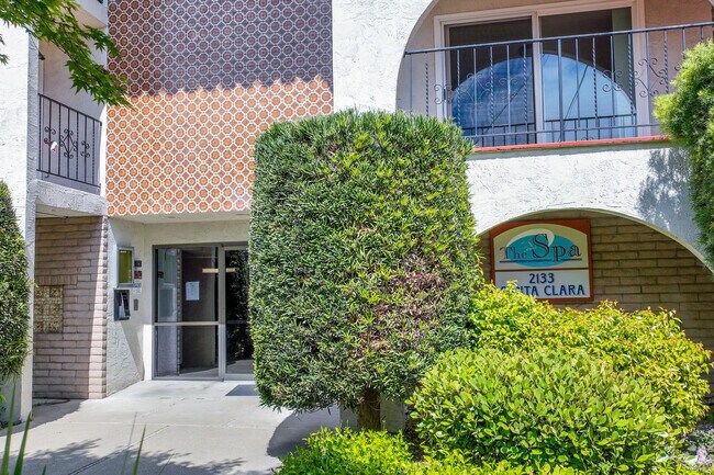 Entrada del edificio - 2133 Santa Clara Ave