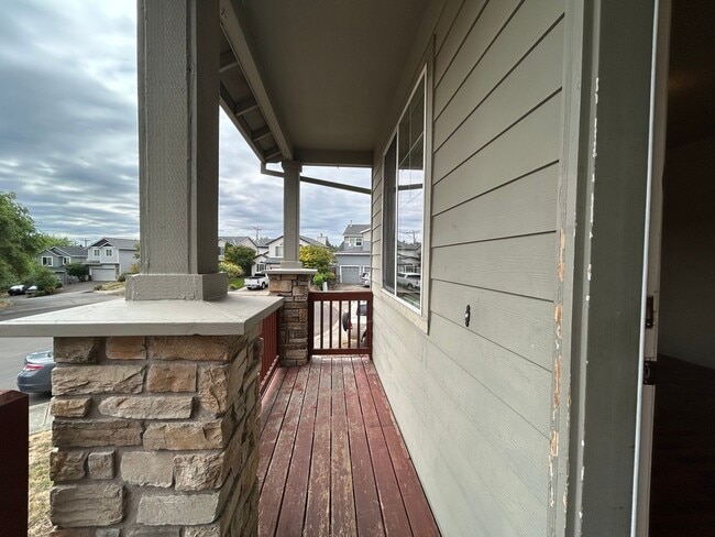 Building Photo - Spacious 4 Bed, 2.5 Bath Home!