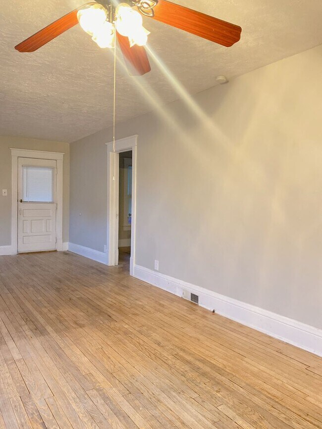 Foto del edificio - Benson 2 bed 2 bath with 2 additional non conforming rooms in the basement $1,350