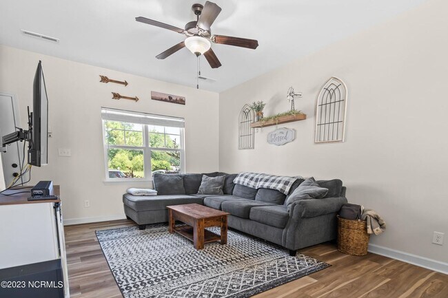 Foto del edificio - Modern Sneads Ferry Townhome with Private Fenced Yard