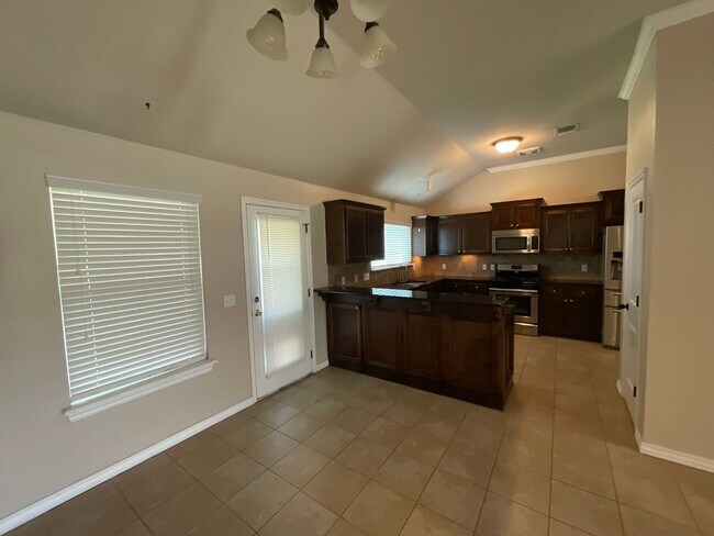 Foto del edificio - 4 bed, 2 bath, 2 car garage, 12-14 person Storm Shelter