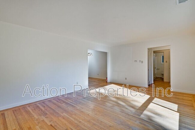 Foto del edificio - 742 Encina Grande Dr