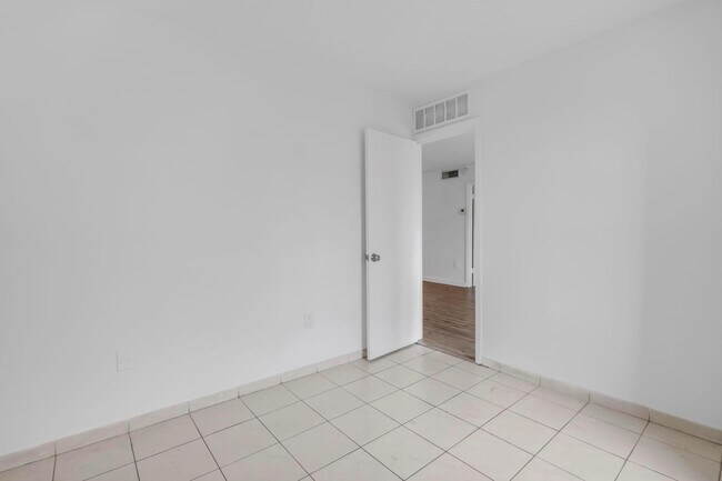 Foto del edificio - 4801 NW 7th St