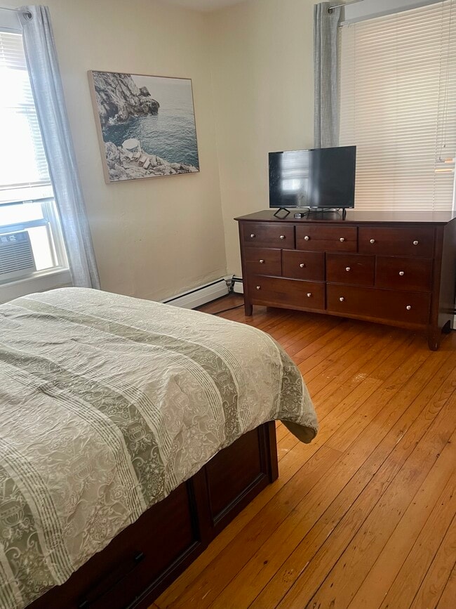 Bedroom - 13 Holland St