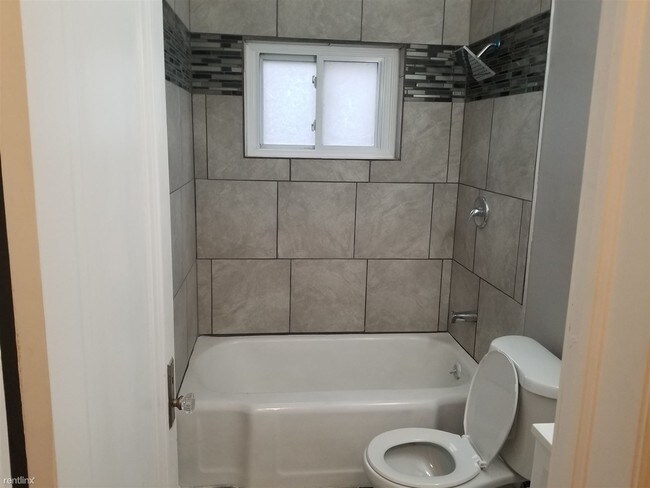 Building Photo - 3 br, 1.5 bath House - 7487 W Outer Dr