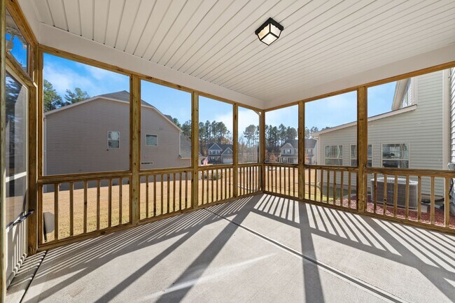 Foto del edificio - Amazing location in Durham-Pool, Tennis Courts, Gym!