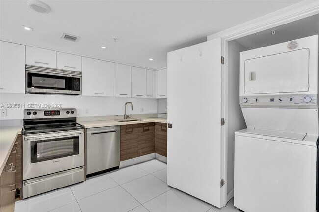 Foto del edificio - 9901 E Bay Harbor Dr