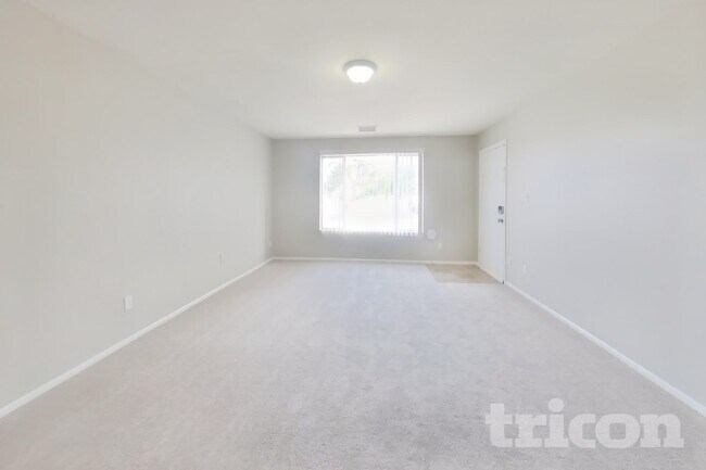 Building Photo - 3849 W Poinsettia Dr