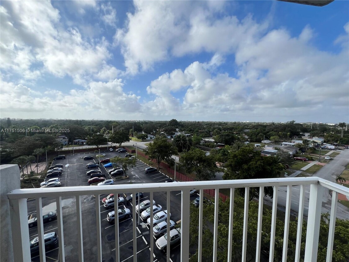 Foto principal - 1200 NE Miami Gardens Dr
