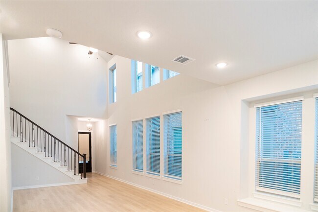 Foto del edificio - 6519 Bramble Cv Ln