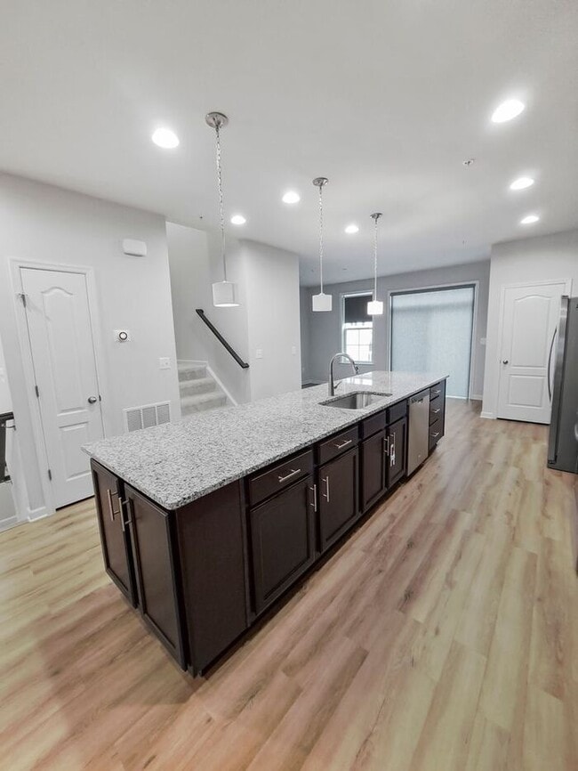 Building Photo - Modern 3-Level Pet Friendly Townhome in Up...