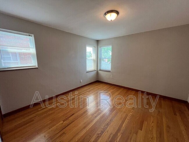 Building Photo - 5311 Jamieson Ave