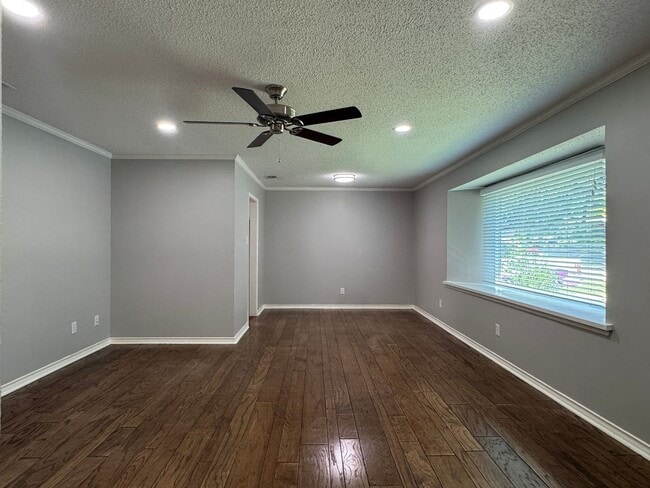 Building Photo - 1825 Courtney Dr