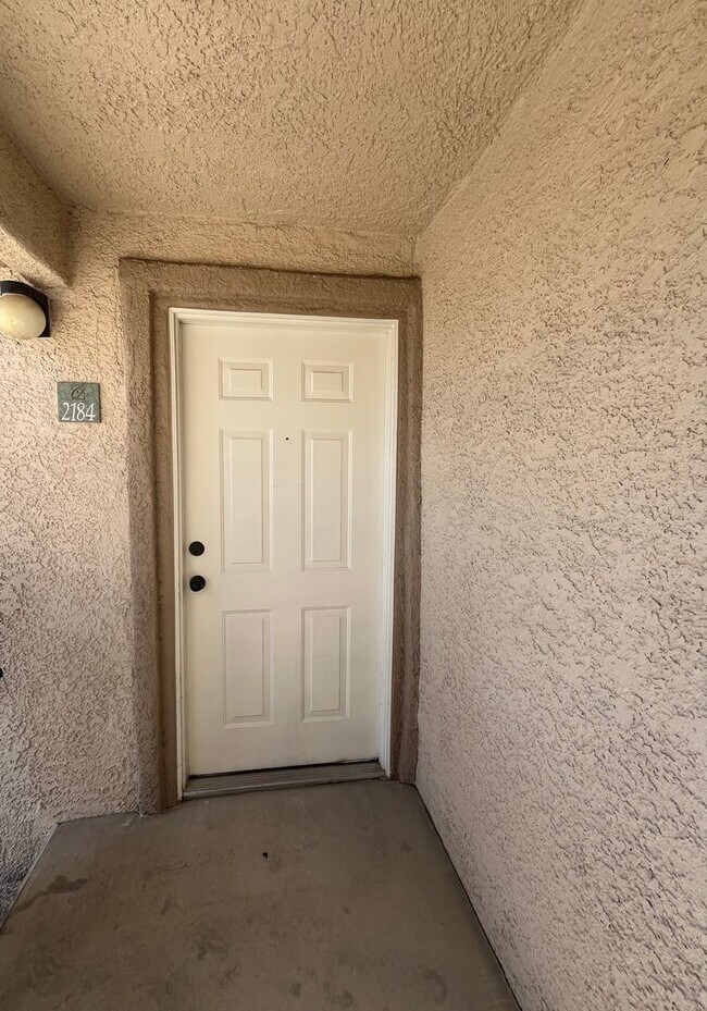 Foto del edificio - 2 bed, 2 bath condo located in gated community w/lush landscaping, 2 pools, spas, BBQ areas & clu...
