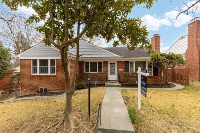 Foto del edificio - 2736 Stephenson Ln NW