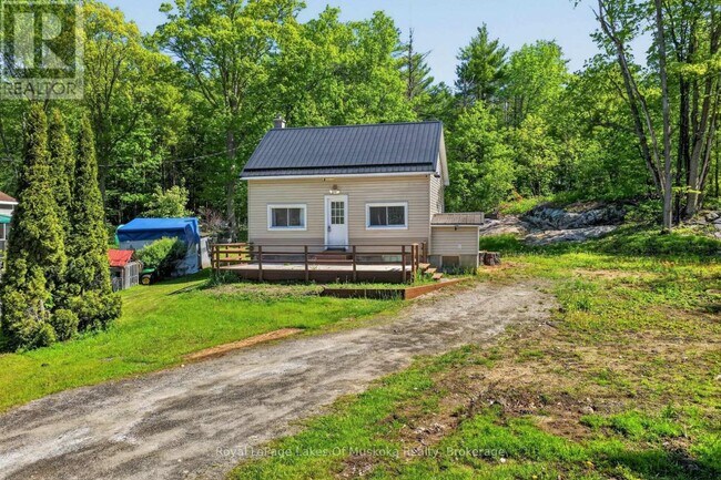 Photo du bâtiment - 1018 Sniders Bay Rd