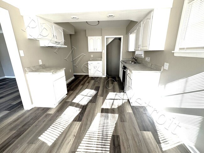 Foto del edificio - 22051 Firwood Ave