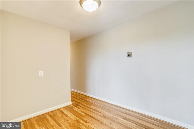 Foto del edificio - 5112 MacArthur Blvd NW