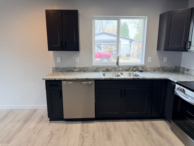 Building Photo - Division St