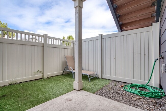 Building Photo - Unfurnished Modern 2 Bed/2 Bath - The Flat...
