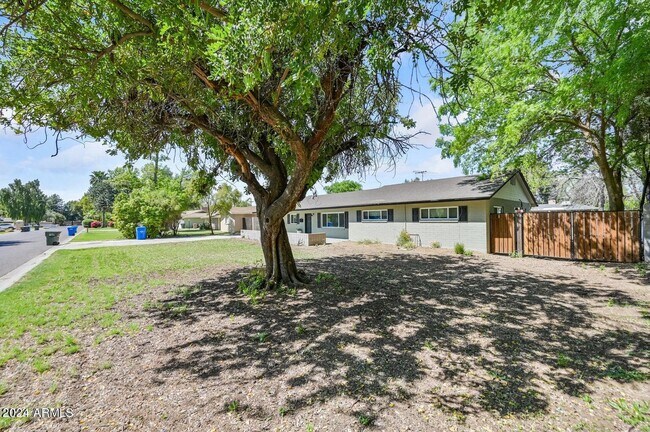 Building Photo - 1226 W Rancho Dr