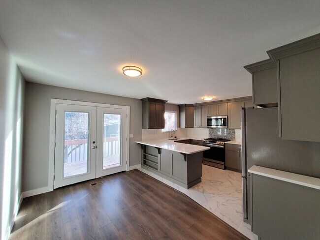 Building Photo - East Sandy single family home!  Luxury you CAN afford!