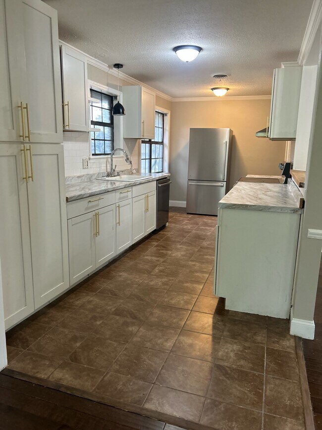 Foto del edificio - 2302 Crestwood Dr