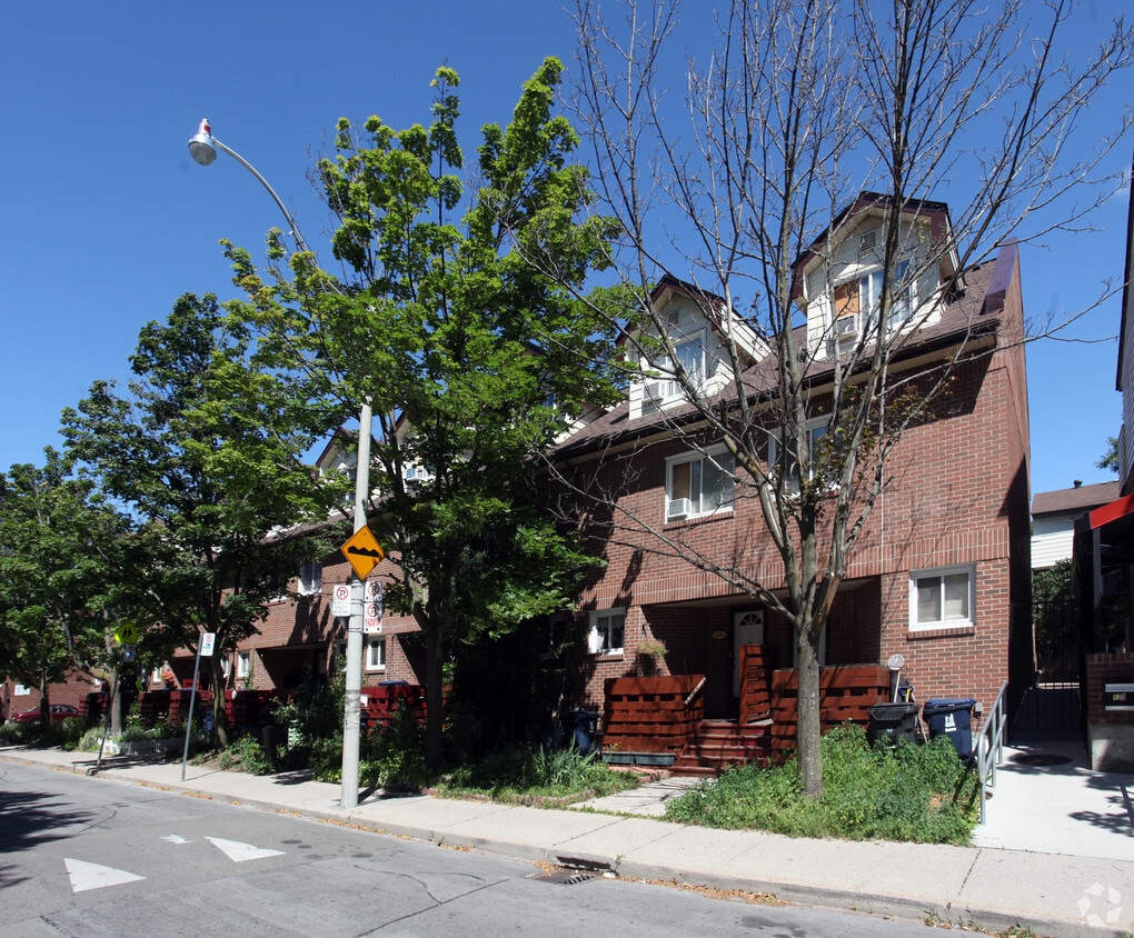 Building Photo - 88-120 Lambertlodge Ave