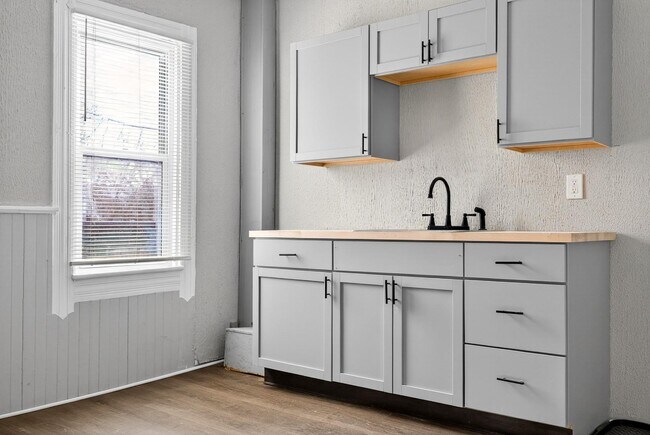 Foto del edificio - 3356 W 44th St