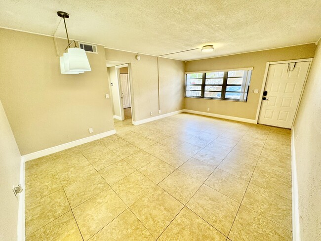 Foto del edificio - 10008 Twin Lakes Dr