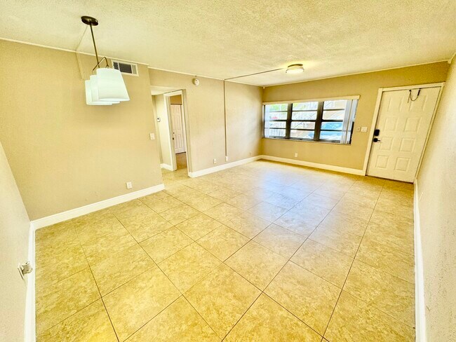 Building Photo - 10008 Twin Lakes Dr
