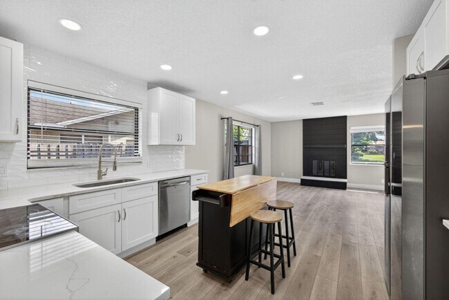Building Photo - 1202 Essex Dr