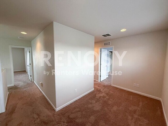 Foto del edificio - Spacious 4-Bedroom Home with Open Floor Plan and Large Backyard in Thornton