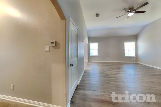 Foto del edificio - 2832 Mistywood Ln