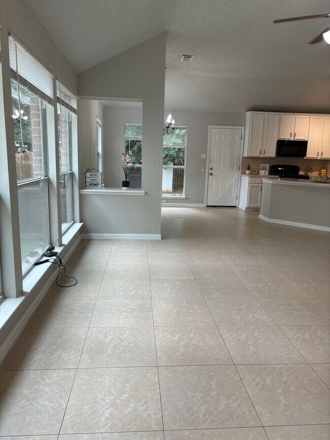 Building Photo - 10900 Fawn Valley Dr