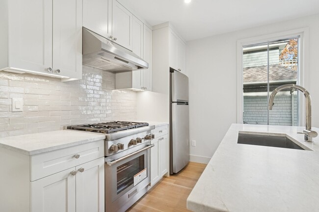 Foto del edificio - 75 Midland Ave