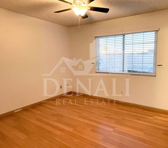 Building Photo - 3033 S Longmore
