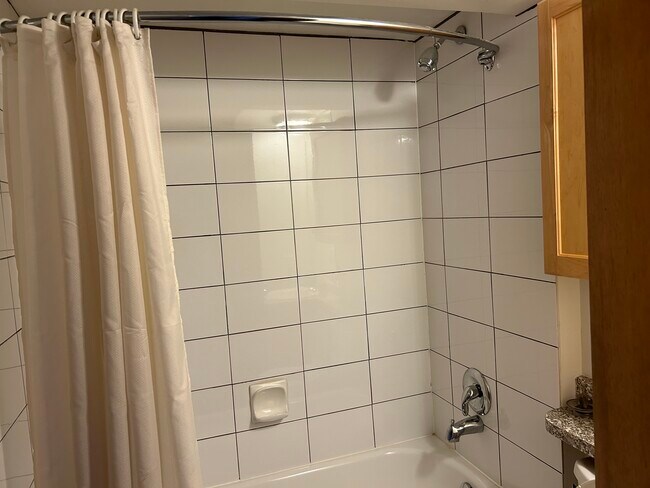 Photo du bâtiment - Cambie Plaza - 1BR 1BA with patio