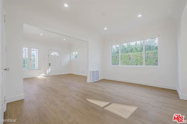 Building Photo - 2 br, 2 bath House - 821 N Spaulding Ave