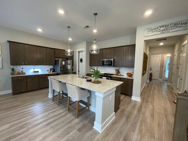 Building Photo - 119 Trumpet Vine Dr