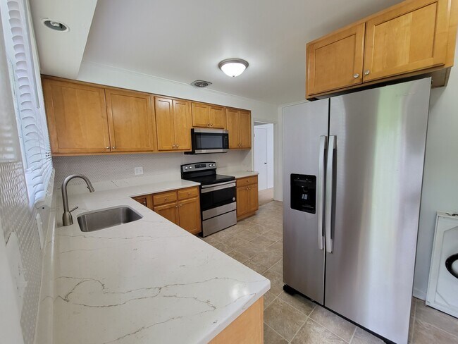 Building Photo - 4011 Buckingham Dr