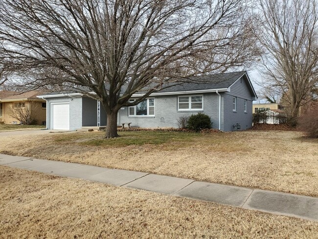 Building Photo - Like New 3 bedroom 1.5 bath  Ranch Near Ke...