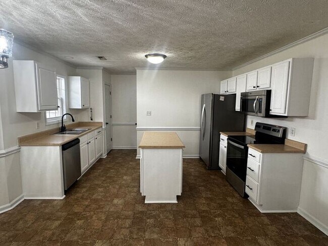 Building Photo - 3 Bedroom 2 Bath Ranch Home In Raeford