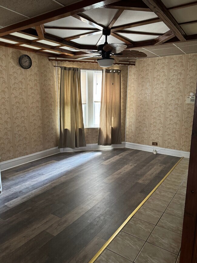 Large master bedroom - 5547 W Congress Pky